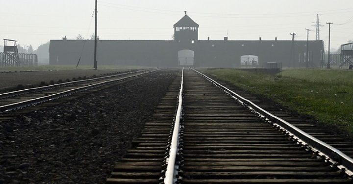 ΕΕ: Φόρος τιμής στα θύματα του Ολοκαυτώματος για την 80ή επέτειο απελευθέρωσης του Άουσβιτς