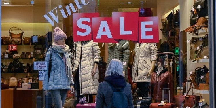 Ξεκίνησαν οι χειμερινές εκπτώσεις: στόχος τζίρος άνω των 6 δισ. ευρώ