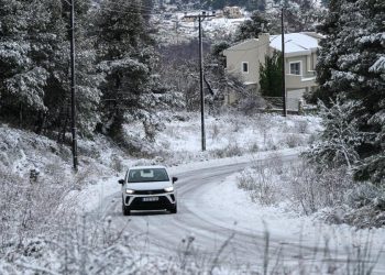 Σε λευκό κλοιό η χώρα λόγω κακοκαιρίας: Προβλήματα κυκλοφορίας και υποχρεωτικές αλυσίδες