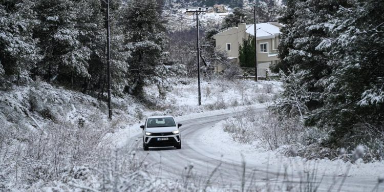 Σε λευκό κλοιό η χώρα λόγω κακοκαιρίας: Προβλήματα κυκλοφορίας και υποχρεωτικές αλυσίδες