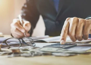 Υπερωρίες: Σενάρια για μείωση ασφαλιστικών εισφορών με «πολιορκητικό κριό» τουρισμό και εστίαση