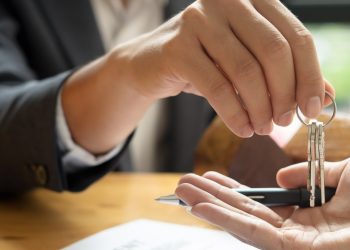 Airbnb: Αντίστροφη μέτρηση για «κλείδωμα» των εισοδημάτων του 2024