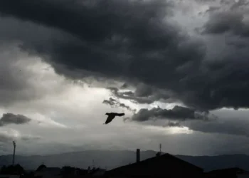 Καιρός: Τσουχτερό κρύο και άνεμοι έως 7 μποφόρ