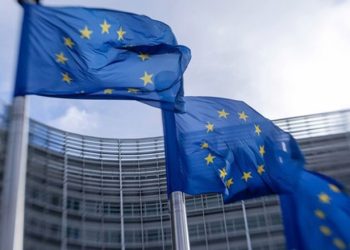 Η Κομισιόν προειδοποιεί τον Τραμπ να μην επιβάλει δασμούς 25% στις εισαγωγές από την Ευρώπη