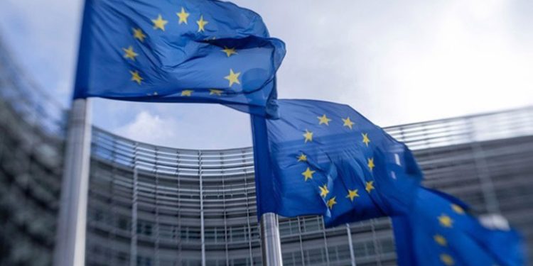 Η Κομισιόν προειδοποιεί τον Τραμπ να μην επιβάλει δασμούς 25% στις εισαγωγές από την Ευρώπη