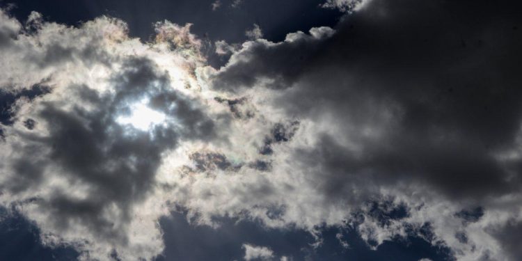 Καιρός σήμερα: Νεφώσεις παροδικά αυξημένες με τοπικές βροχές, κυρίως τις μεσημβρινές – απογευματινές ώρες