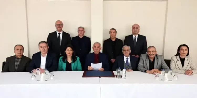 Ο Οτσαλάν καλεί το ΡΚΚ να καταθέσει τα όπλα και δηλώνει ότι αναλαμβάνει την «ιστορική ευθύνη για το κάλεσμα αυτό»