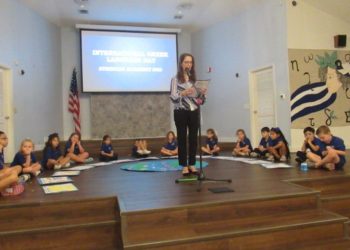 Oλα για την ελληνική γλώσσα και παντού η ελληνική γλώσσα, εκφράζουν με τον τρόπο τους οι μικροί μαθητές της Αθηναϊκής Ακαδημίας. Ορθια, η διευθύντρια του Ελληνικού Προγράμματος, Σεβαστή Βαρυτιμίδου. ΦΩΤΟΓΡΑΦΙΑ: “Ε.Κ.”/ΣΤΑΥΡΟΣ ΜΑΡΜΑΡΙΝΟΣ