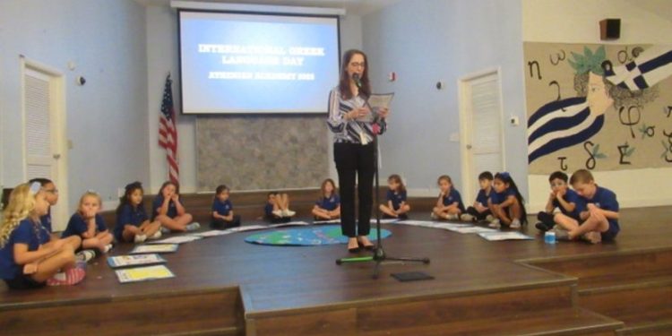 Oλα για την ελληνική γλώσσα και παντού η ελληνική γλώσσα, εκφράζουν με τον τρόπο τους οι μικροί μαθητές της Αθηναϊκής Ακαδημίας. Ορθια, η διευθύντρια του Ελληνικού Προγράμματος, Σεβαστή Βαρυτιμίδου. ΦΩΤΟΓΡΑΦΙΑ: “Ε.Κ.”/ΣΤΑΥΡΟΣ ΜΑΡΜΑΡΙΝΟΣ