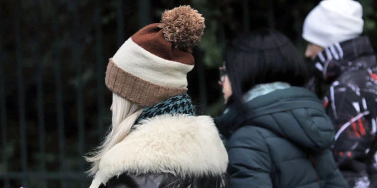 Καιρός: Ασθενείς χιονοπτώσεις στα ορεινά – Τσουχτερό κρύο σε όλη τη χώρα