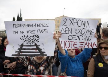 Χιλιάδες κόσμου στο Σύνταγμα κρατώντας πλακάτ CNN Greece / Λευτέρης Παρτσάλης