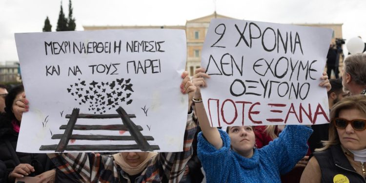 Χιλιάδες κόσμου στο Σύνταγμα κρατώντας πλακάτ CNN Greece / Λευτέρης Παρτσάλης