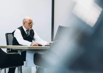 «Στο τραπέζι» η επέκταση για το πρόγραμμα απασχόλησης «55+»