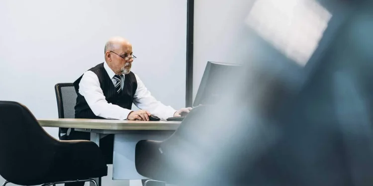 «Στο τραπέζι» η επέκταση για το πρόγραμμα απασχόλησης «55+»