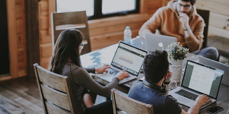 Κατώτατος μισθός: Αντίστροφη μέτρηση για να «κλειδώσουν» οι αποφάσεις – Πόσο θα αυξηθούν τα επιδόματα