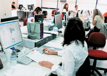 Πως η μη καταβολή του 13ου και 14ου μισθού στο δημόσιο μπλοκάρει την παροχή έξτρα επιδόματος στους τραπεζοϋπαλλήλους