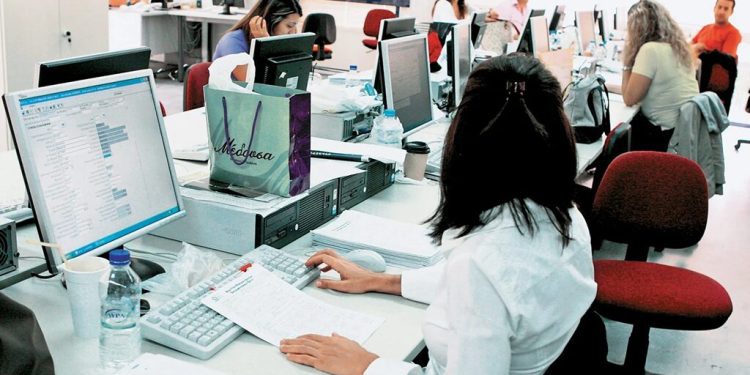 Πως η μη καταβολή του 13ου και 14ου μισθού στο δημόσιο μπλοκάρει την παροχή έξτρα επιδόματος στους τραπεζοϋπαλλήλους