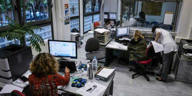 Οι δύο ημερομηνίες – κλειδιά για επαναφορά των δώρων στο Δημόσιο