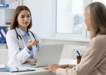 Επεμβάσεις: Ποιος πληρώνει την αμοιβή γιατρού όταν υπάρχει ασφαλιστήριο υγείας; Ενημερωθείτε