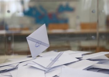 Δημοσκόπηση Prorata: Προβάδισμα 8,5 μονάδων της ΝΔ από το ΠΑΣΟΚ – «Δεν θα αποδοθεί δικαιοσύνη για τα Τέμπη» λέει το 68%