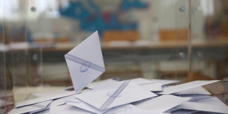 Δημοσκόπηση Prorata: Προβάδισμα 8,5 μονάδων της ΝΔ από το ΠΑΣΟΚ – «Δεν θα αποδοθεί δικαιοσύνη για τα Τέμπη» λέει το 68%