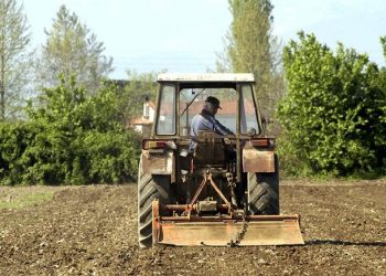 Ελεύθεροι επαγγελματίες και αγρότες: Πώς διαμορφώνονται οι συντάξεις με τις νέες εισφορές