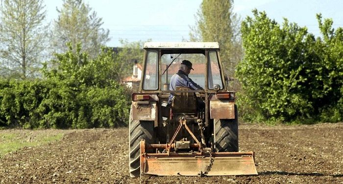 Ελεύθεροι επαγγελματίες και αγρότες: Πώς διαμορφώνονται οι συντάξεις με τις νέες εισφορές