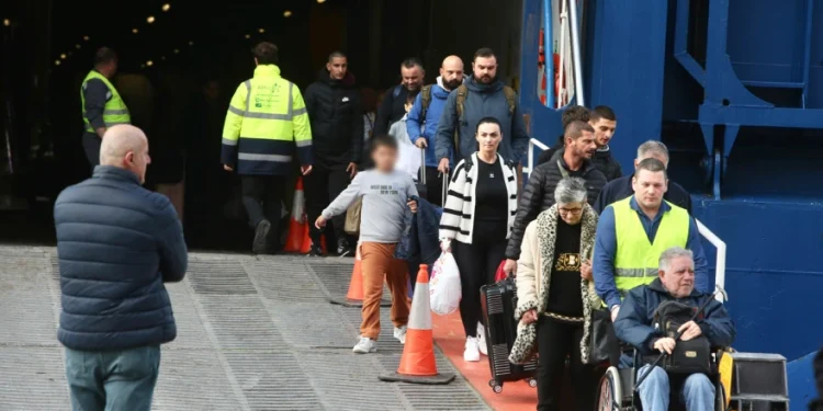 Σαντορίνη: Επιστρέφουν σιγά-σιγά οι κάτοικοι στο νησί και την καθημερινότητα