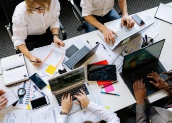 Στοπ στις προσλήψεις και αύξηση φτηνών υπερωριών