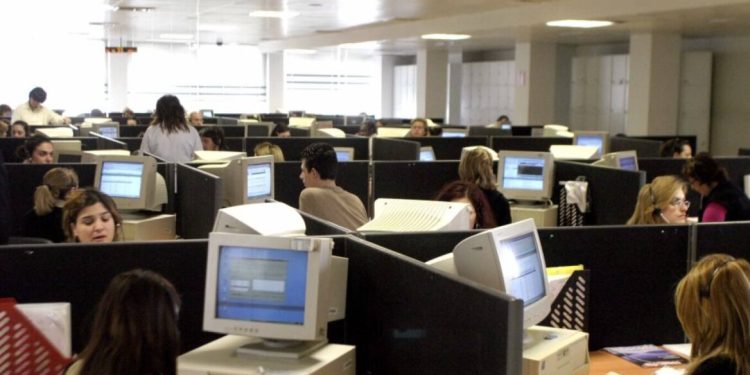 Πόσο θα αυξηθούν οι μισθοί εργαζομένων στο δημόσιο και από πότε