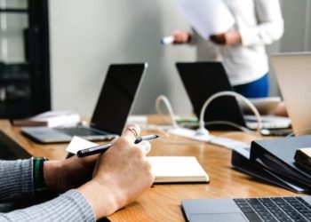 Μεγάλο χάσμα σε μισθούς, συντάξεις σε ιδωτικό και δημόσιο τομέα