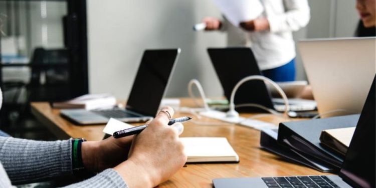 Μεγάλο χάσμα σε μισθούς, συντάξεις σε ιδωτικό και δημόσιο τομέα