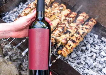 Τσικνοπέμπτη και κρασί: Πώς να αναδείξεις τη γεύση του ψητού