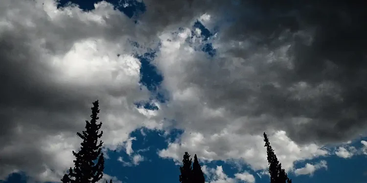 Πρόγνωση Καιρού: Τοπικές βροχές και καταιγίδες με άνοδο της θερμοκρασίας