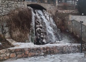 Φλώρινα: Πάγωσε ο καταρράκτης από την χαμηλή θερμοκρασία – Μοναδικό θέαμα τα παγωμένα νερά του