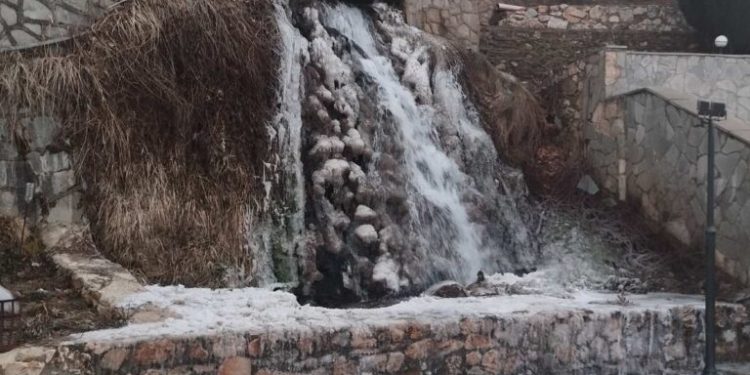Φλώρινα: Πάγωσε ο καταρράκτης από την χαμηλή θερμοκρασία – Μοναδικό θέαμα τα παγωμένα νερά του