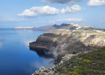 Σαντορίνη: Αυξημένη κίνηση στο λιμάνι – Φεύγουν οι κάτοικοι «μέχρι να ηρεμήσει η κατάσταση»