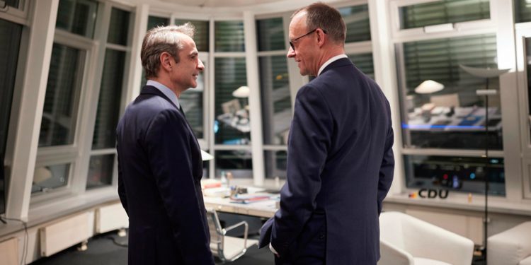 Ο Μητσοτάκης επενδύει στη σχέση με τον νέο Καγκελάριο Μερτς – Το άμεσο τηλεφώνημα και η ευρωπαϊκή αυτονομία