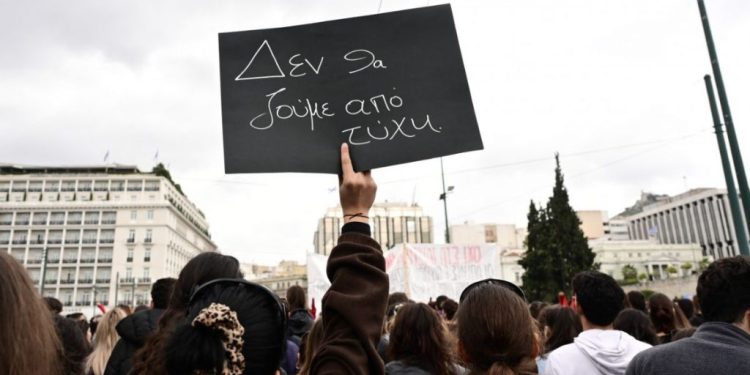 Δημοσκόπηση Alco: 7 στους 10 Έλληνες ρίχνουν αρνητική «ψήφο» σε Κυβέρνηση και Δικαιοσύνη για την τραγωδία στα Τέμπη