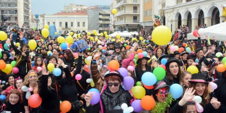 Πατρινό Καρναβάλι: Χιλιάδες καρναβαλιστές σκόρπισαν διασκέδαση και χαρά