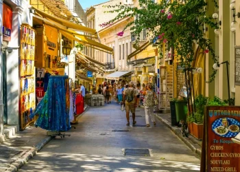 Υπερτουρισμός και βραχυχρόνιες μισθώσεις πνίγουν τη «γειτονιά των θεών» σύμφωνα με το Observer