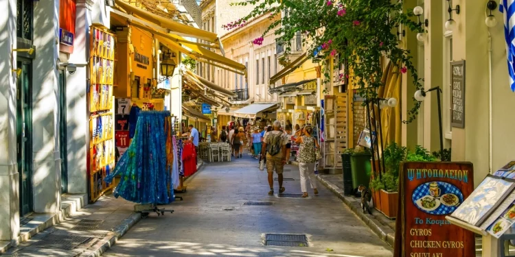 Υπερτουρισμός και βραχυχρόνιες μισθώσεις πνίγουν τη «γειτονιά των θεών» σύμφωνα με το Observer