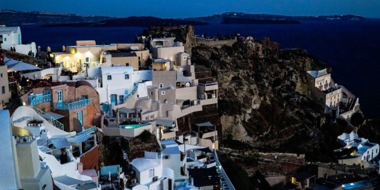 Σαντορίνη: Άλλος ένας δυνατός σεισμός – 5,3 από το Γεωδυναμικό ή 5,2 από το Ευρώ Μεσογειακό Κέντρο