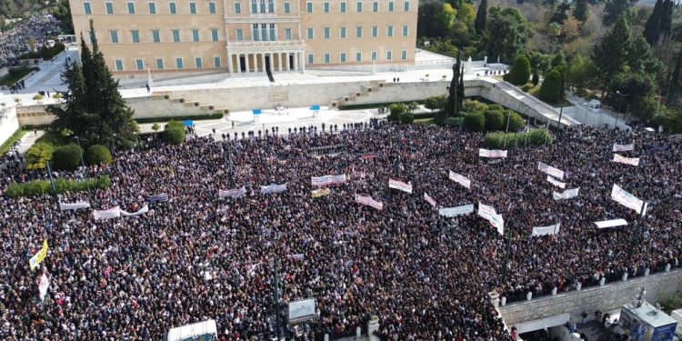 ΓΣΕΕ για Τέμπη: Απεργεί στο πλευρό των θυμάτων, όποια μέρα και ώρα αποφασίσουν