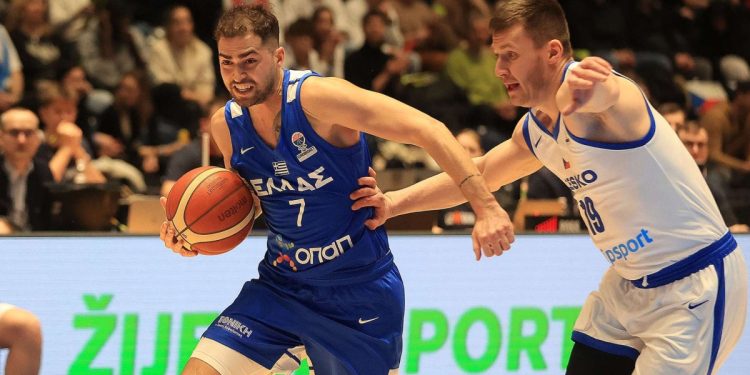 Τσεχία – Ελλάδα 89-93: Ο μαγικός Βασίλης Τολιόπουλος έδωσε στη «γαλανόλευκη» τη νίκη και τη πρόκριση στο Eurobasket 2025