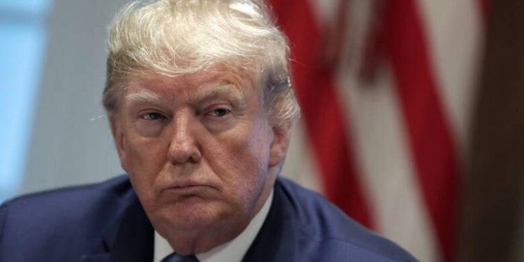 Τραμπ: Προαναγγέλλει δασμούς 25% στις εισαγωγές αυτοκινήτων, τσιπ και φαρμάκων