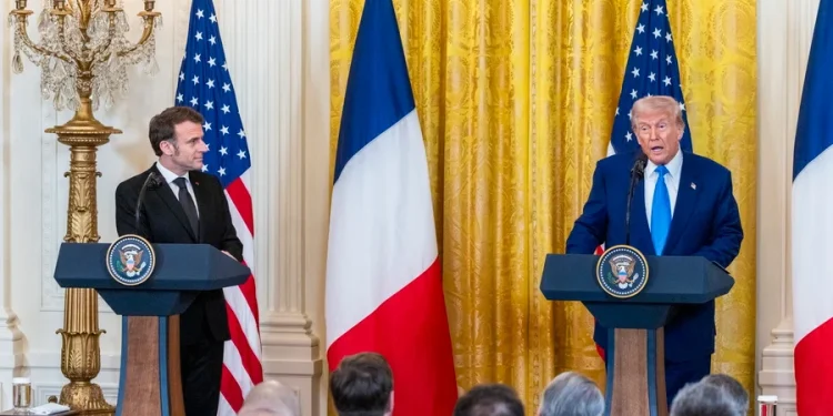 Συνάντηση Τραμπ – Μακρόν: Φιλικές χειραψίες με φόντο το χάσμα μεταξύ ΗΠΑ και Ευρώπης