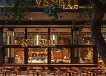 Ραντεβού στο θρυλικό Jackson Hall της Μηλιώνη που άνοιξε ξανά από τον Βενέτη