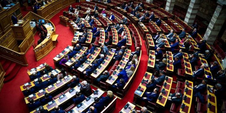 Η υπόθεση των Τεμπών και ο θάνατος Καλογήρου στο επίκεντρο νέου γύρου πολιτικής αντιπαράθεσης