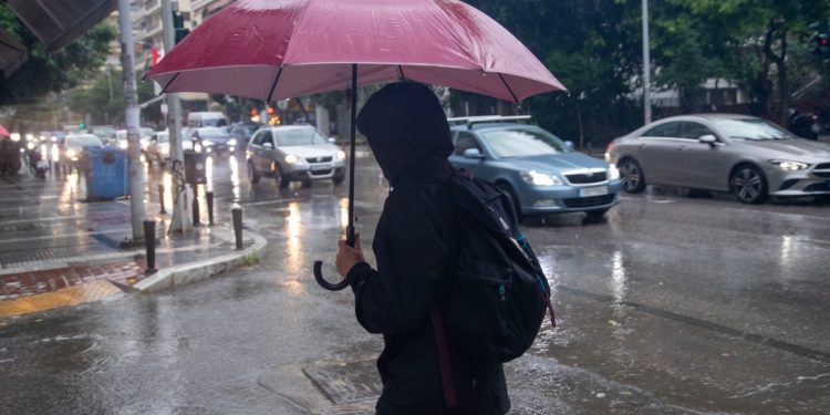 Καιρός: Τοπικές βροχές, καταιγίδες και χιόνια – Επιμένουν οι χαμηλές θερμοκρασίες